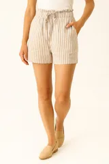 Short de algodón a rayas verticales color beige y blanco, con cintura elastizada y cordón ajustable.