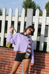 Remera azul marino con cuello redondo amarillo y mangas largas.