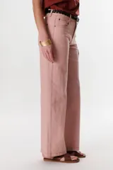 Pantalón de jean blanco de lino strech, corte recto y tiro alto.