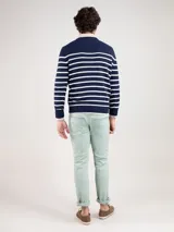 Jersey de punto inglés verde con rayas horizontales blancas, cuello redondo y logo bordado en el pecho.