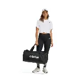 Bolso deportivo Adidas Linear Duff M, color negro con logo blanco estampado en el frente. Cuenta con doble asa de mano y correa ajustable para el hombro.