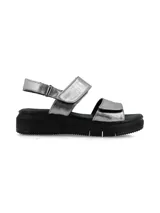 Sandalia plateada con plataforma negra, tiras anchas con ajuste de velcro y plantilla de cuero.