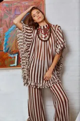 Camisola marrón con rayas verticales blancas, volados en las terminaciones y tajos laterales.