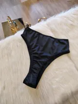 Bombacha tipo tanga de lycra color negro.