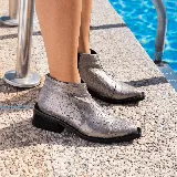 Botas cortas de cuero color marrón con cierre lateral, taco de madera de 5cm y suela de caucho.