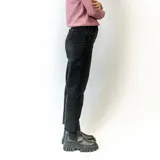 Jean blanco elastizado skinny con rasgados sutiles.