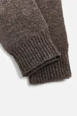 Guantes tejidos de punto en hilatura de lana y cashmere color marrón.