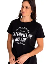 Remera negra de manga corta para mujer, con estampado frontal de la marca Caterpillar en color blanco. Etiqueta con el logo de Caterpillar en el dobladillo.