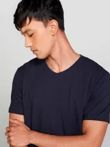 Camiseta básica unisex de color beige, con cuello en V y sin costuras laterales para mayor comodidad.