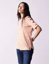 Remera de algodón a rayas horizontales color naranja y blanco, de manga corta y cuello redondo.
