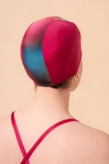 Gorra de natación combinada, confeccionada con tela que contiene fibra LYCRA® XTRA LIFE™.