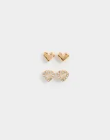 Set de dos pares de aros pasantes dorados con forma de corazón: un par con corazones lisos y otro par con corazones delineados con strass.