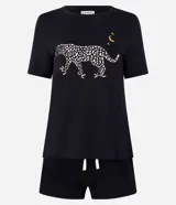 Pijama de dos piezas, compuesto por una remera de viscosa negra con estampado de leopardo y un short negro con lazo en la cintura.