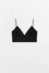 Bralette negro triangular confeccionado en hilatura con modal y tirantes finos.