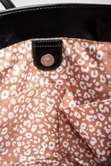 Bolso tipo tote grande color bordó, de cuero vegano, con doble asa corta.