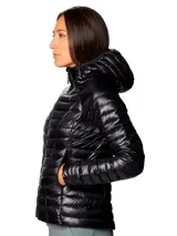 Campera puffer ultraligera de color negro con capucha, marca Mountain Hardwear modelo Ghost Whisperer. Presenta tejido ripstop, aislamiento de plumón, cierre frontal completo y bolsillos laterales con cremallera.