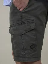 Bermuda de gabardina negra con bolsillos cargo laterales y corte recto.
