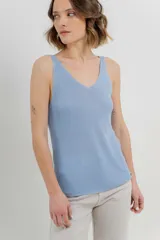 Musculosa tejida color azul eléctrico con hilo brillante, escote en “V” delantero y trasero.