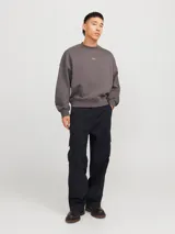 Pantalón cargo negro de pierna ancha con fit amplio y tiro medio alto. Cuenta con bolsillos delanteros, traseros y laterales, cierre con cremallera y puños doblados. Tejido woven resistente que no se estira.