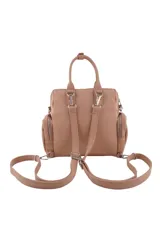 Mochila color rosa con doble asa de mano, cierre superior y bolsillos laterales con cierre.