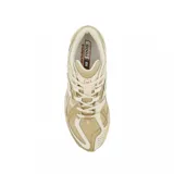 Championes New Balance modelo U1906NE, color beige con detalles en blanco y naranja.