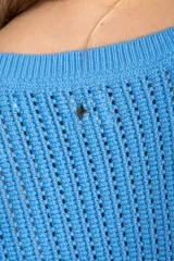 Chaleco de punto color beige con lurex, de corte recto y mangas cortas. Tejido calado con pequeños agujeros.