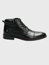 Bota de vestir de cuero negro, con cordones, punta redondeada y suela de goma.
