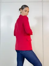 Blazer rojo de poliéster, viscosa y spandex, de corte clásico, con solapas y cierre frontal con dos botones a tono.