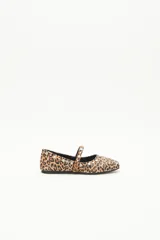 Balerinas con estampado animal print, tira sobre el empeine y remaches metálicos.