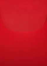 Vestido midi rojo de tejido fluido con tirantes finos y escote cuadrado. Diseño entallado con abertura posterior en el bajo.