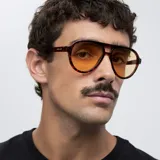 Lentes de sol unisex marca Kena, modelo Tigris, con montura aviador carey y lentes amarillas polarizadas. Fabricados con materiales bio-based y patillas de propionato de celulosa. Protección UV400.