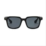 Lentes de sol unisex con montura cuadrada azul y lentes grises.