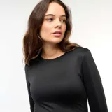 Camiseta negra cropped de manga larga con efecto arrugado en los laterales.