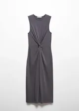 Vestido midi gris oscuro de algodón, sin mangas, con cuello redondo y detalle de nudo en la parte delantera.