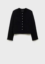Chaqueta negra de tweed con cuello redondo, cierre frontal con botones plateados, mangas largas con puños abotonados, dos bolsillos de parche frontales y terminaciones deshilachadas.