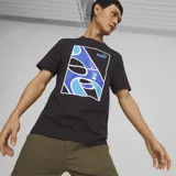 Remera Puma negra de corte clásico, con estampado rectangular en el frente que simula una cancha de baloncesto con trazos abstractos en azul y blanco. Logo de Puma estampado en la parte superior derecha.
