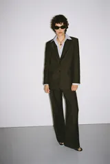 Gafas de sol con montura de pasta negra y diseño ovalado. Cuentan con cristales con protección UV total y filtro de categoría 3.