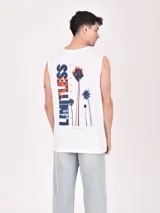 Musculosa negra con cuello redondo y sisa amplia, con pequeño estampado de palmera en el pecho.