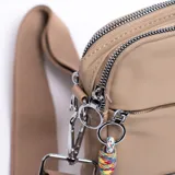 Bandolera porta celular color beige con correa larga regulable y cierre superior.