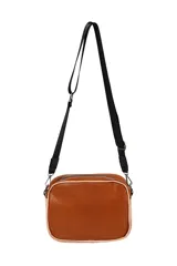 Bandolera negra con correa ajustable y textura simil cuero de cocodrilo.