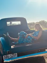 Vestido largo de lino con estampado tie-dye en tonos azules y volados en la falda.