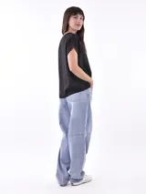 Blusa negra con canesú de encaje y mangas cortas con dobladillo.