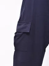 Pantalón de jogging azul marino con cintura elástica ajustable con cordón, bolsillos laterales y bolsillos cargo con solapa en los muslos.