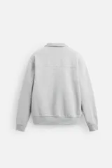 Sudadera negra de cuello alto con cierre frontal de cremallera, corte relaxed fit, manga larga y terminaciones en rib.