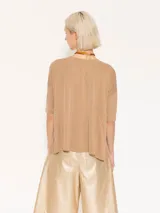 Remera negra de corte holgado con mangas 3/4 y cuello redondo.
