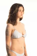Top de bikini plateado con corte triangular, breteles regulables, relleno fino, argolla metálica en los breteles y broche en la espalda.