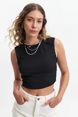 Top azul eléctrico sin mangas, de corte cropped y escote redondo. Confeccionado en tejido texturizado con cuerpo y elasticidad.