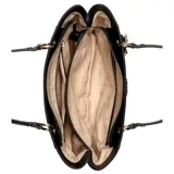 Cartera tipo tote bag Guess Noelle II, color negro, con textura saffiano o similar y herrajes dorados. Presenta el logo triangular de Guess en el frente y un llavero colgante con dos etiquetas rectangulares negras con el nombre de la marca.