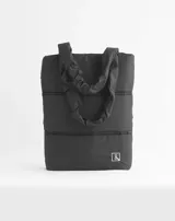 Bolso tote negro acolchado con doble asa de hombro.