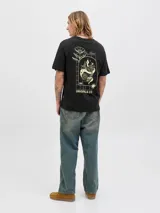 Remera negra de algodón con cuello redondo y mangas cortas. Estampado en la espalda con diseño de serpiente enroscada en rosas y texto 'On Tour 1990 Originals Co.'.